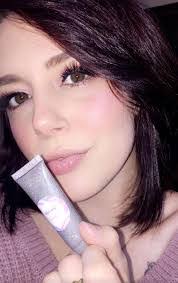 Renee Kerns's Instagram, Twitter & Facebook