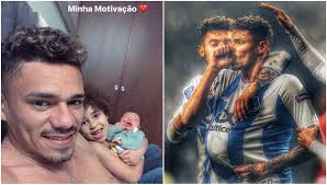 Francisco das chagas soares dos santos, plus communément appelé tiquinho ou tiquinho soares, né le 17 janvier 1991 à sousa (brésil), est un footballeur brésilien qui évolue comme. Tiquinho Soares Tem Mais Uma Forca A Conduzi Lo Aos Golos Movenoticias