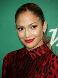 Jennifer Lopez odsłania nogi w seksownej mini! (ZDJĘCIA)