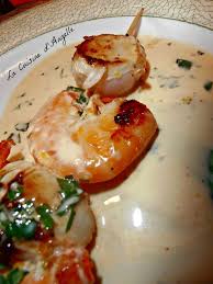 Brochettes De Crevettes Et Noix De St Jacques Au Beurre Cremeux Persille Brochette Crevette Recette De Plat Et Noix De St Jacques