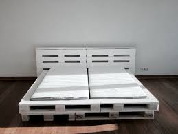 Wir Haben Ein Super Schones 180x200 Cm Palettenbett Gebaut Wie Wir Das Gemacht Haben Was Ihr Dafur Bra Palettenbett Bett Aus Paletten Bauen Bett Aus Paletten