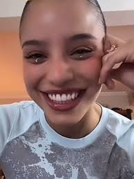 @EMILIA está de regreso en Argentina para comenzar los ensayos para los  próximos shows en el estadio Vélez🏟️ que prometen muchísimas  sorpresas!!✨🫶🥹 Post del 29/8 . . #emiliamernes #paratí #fyp