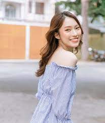 Màu tím mang đến cảm giác tinh tế, cân bằng, phù hợp với đặc điểm thương hiệu, kích thích sự sáng tạo của học sinh, gây ấn tượng với phụ huynh. Nhá»¯ng Ná»¯ Sinh Há»c Viá»‡n Ngoáº¡i Giao Tá»'t Nghiá»‡p Loáº¡i Giá»i Giao Dá»¥c