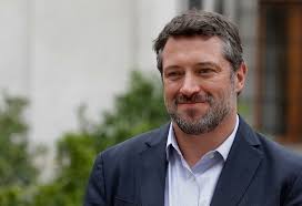 Sebastián iglesias sichel ramírez (born july 30, 1977 in santiago, chile ) is a chilean politician, lawyer, and the current president of the banco del estado de chile. Sebastian Sichel Muchos En La Centroderecha Han Caido Seducidos Por La Musica Que Pone Pamela Jiles Diario Y Radio U Chile