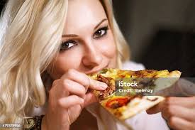 Atractiva Rubia Chica Comer Pizza Foto de stock y más banco de imágenes de  Comer