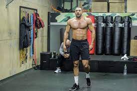 Professional heavyweight kickboxer badr hari against korean giant hong man choi. Ø¥ÙŠÙ‚Ø§Ù Ø§Ù„Ø¨Ø·Ù„ Ø§Ù„Ù…ØºØ±Ø¨ÙŠ Ø¨Ø¯Ø± Ù‡Ø§Ø±ÙŠ Ø³Ù†Ø© ÙˆÙ†ØµÙ Ø¨Ø³Ø¨Ø¨ ØªÙ†Ø§ÙˆÙ„ Ø§Ù„Ù…Ù†Ø´Ø·Ø§Øª