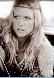 Brittany Snow Does Anyone Know What Movie This Is From Or If It S Just A Photo Shoot Cause She Looks Amaaaazing Pretty People Beauty Famous Faces