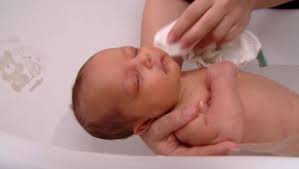 Schnell kommt hier allerdings die frage auf, ab wann baden nach der geburt wirklich wieder okay ist. Babys Richtig Baden Ab In Die Wanne Das Musst Du Beim Babybad Beachten Bunte De