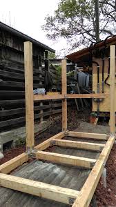 Das Vierte Brennholzlagerregal Mit Solarkollektoren Fur Den Pool Wird Gebaut Um Das Brennholz Optimal Z Stockage De Bois Abri De Jardin Abri Bois De Chauffage