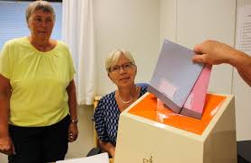 August til og med 8. Valg Politikk Fra I Dag Kan Julie Og Caroline 18 Stemme For Forste Gang Jeg Ble Litt Stolt Da Jeg Sa Valgkortet Mitt