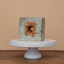 Minimalistische Kristall Torte In Beton Optik Mit Goldenem Rohkristall Klassische Hochzeitstorte Hochzeitstorte Ideen Gatsby Hochzeit