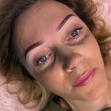 Hybrid brow tint 🔥😻 This is the perfect treatment for holidays, occasions  or just a brow refresh! A brow tint that will temporarily stain the skin  too in order to create a