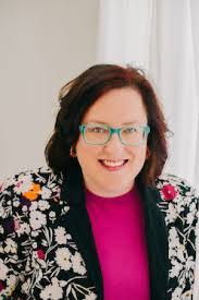 Kari Dyer's Instagram, Twitter & Facebook