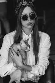 Si mai umbli si cu o gaina. Iulia Albu Schimba Gaina Cu Alt Animal De Companie Exotic Foto Mobile