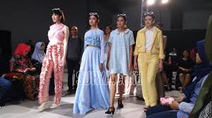 Model busana retro lebih banyak mengadaptasi warna cerah. Ini Empat Tema Unik Yang Akan Jadi Tren Fashion Spring 2019 Surya