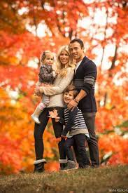 Tis The Season 12 Tips For Taking Amazing Family Holiday Photos Https Www Facebook Com Femgu Family Holiday Photos Fall Family Photos Fall Family Pictures