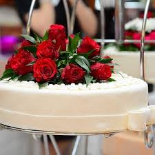 Fresh flowers on wedding cake. Guide On Using Fresh Flowers On Wedding Cakes