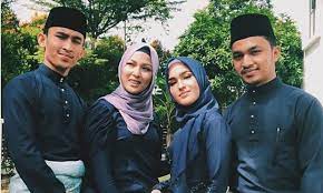 Baju raya sedondon dengan warna biru, violet dan merah banyak menjadi incaran, ada juga baju kurung raya yang dibuat lebih elegan dan glamour. 35 Terbaik Untuk Warna Baju Raya Sedondon 2020 Jm Jewelry And Accessories
