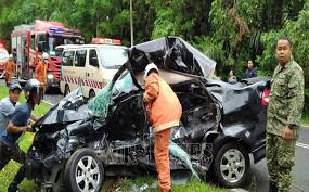 Berita kereta bawa pm terbabas. Pegawai Anggota Tentera Maut Kereta Terbabas Langgar Lori Air Times News Network