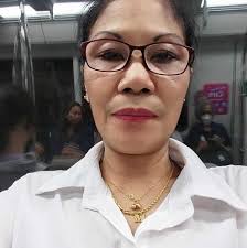 Bilyonaryo pero apaka simple walang money garland ..hindi makikita na  mayroong garland na limang metro ang haba na gawa sa pera. Sa halip,  dalawang maliit na bouquet lang ang hawak niya. Nagtapos