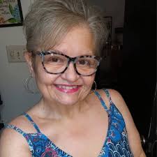 Watch Anne Wilson as she performs Christmas songs live