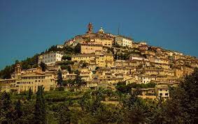 Perugia is the capital city of both the region of umbria in central italy, crossed by the river tiber, and of the province of perugia. Perugia Tourist Attractions
