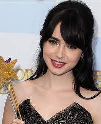 Lily Collins Sweet Half Up Half Down Hairstyle Lily Collins Hair Down Hairstyles Celebrity Long Hair