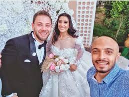 في تلك الفترة زار السيد القاضي الطباطبائي الذي تربطه بالسيدة قمر السادات صلة قرابة وبعد أن تحدث معهما بكلمات وعظٍ وحثٍ على الصبر قال للسيدة وهو يهم ثم رزقا ببنت أسمياها نجمة السادات. Rcemprzydsxzum