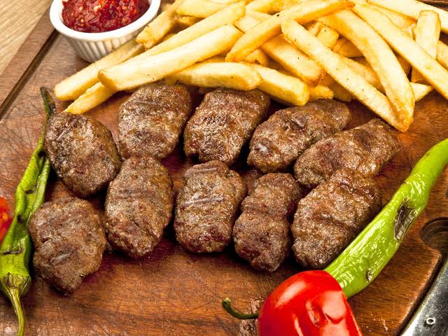 Köfteci Orçun, Manisa Akhisar’da Geleneksel Köfte Lezzetini Sade Tarifiyle Sunuyor