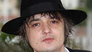 Pete doherty is gazing pensively out of the restaurant window. Pete Doherty Liebesbeziehung Mit Amy Winehouse Gala De