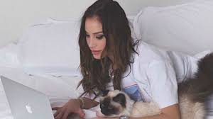 A macska érdeklődőnek tűnik a képen, a leírásból azonban megtudhatjuk hogy tímea (és valószínűleg a macska) öröme nem felhőtlen. Vajna Timi Infarktusgyanuval Kerult Korhazba Indirekt Hu