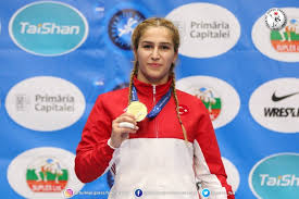 2 min read kokugikan arena'da gerçekleşen boks müsabakalarında busenaz, 69 kiloda ringe çıkarak 39 yaşındaki polonyalı karolina koszewska'yla karşılaştı. Milli Kadin Gurescimiz Buse Tosun Dunya Sampiyonu Oldu Buse Tosun Kimdir
