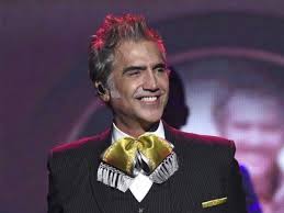 He was raised between los tres potrillos. In Concert Alejandro Fernandez Shines And His Fans Delighted Sunriseread