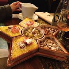 Adresse orientale dans un décor oriental, murs aux couleurs chaudes, coussins rouges et mobilier en fer forgé, chez bebert propose une cuisine autour des saveurs d'orient et des spécialités d'afrique du nord. Chez Bebert Ferme Maintenant Ternes 9 Conseils