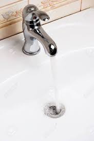 Technik, kriterien und modelle vorgestellt. Wasser Aus Dem Wasserhahn Lauft Lizenzfreie Fotos Bilder Und Stock Fotografie Image 6450257