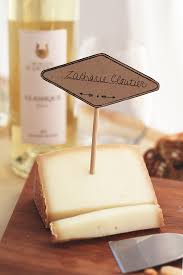 Accord Parfait Le Fromage Zacharie Cloutier De La Fromagerie Nouvelle France Le Vin Fruite Et Vif Reser Wine And Cheese Party Wine Cheese Cheese Platters