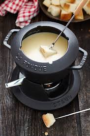Kasefondue Guter Kase Frisches Brot Und Schon Kann Es Losgehen Mit Dem Geselligen Abend Mit Freunden Kasefondue Rezept Kasefondue Fondue Rezepte