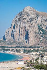 Glasklares wasser am strand von san vito lo capo, zum teil mit rosa korallenstücken. Schone Aussicht Auf San Vito Lo Capo Stadt In Foto Vorratig Crushpixel