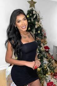 Viviane de queiroz pereira, mais conhecida como pocah (anteriormente mc pocahontas), é uma cantora nascida em queimados, no. Pocah Do Bbb 21 Ja Se Envolveu Em Brigas Com Ludmilla E Anitta Relembre Famosos Extra Online