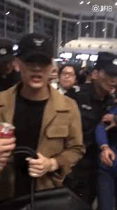 Commonly stylized as got7) is a south korean boy band formed by jyp entertainment.the group is composed of seven members: Weibo Go Jackson Wang Picks Up The Fallen Shoes Of His Fans