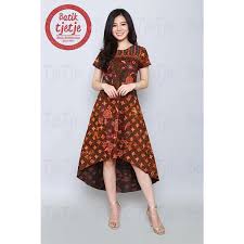 Bahkan, kesannya menjadi unik dan etnik. 30 Desain Baju Batik Wanita Modern Casual Kombinasi Terbaru