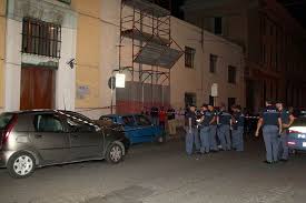 Il titolare del distributore discar di benzina ha subito una rapina da due persone che indossavano maschere in. Inseguimento E Sparatoria Tra Banditi E Polizia In Via Pupino Tutte Le Foto Aggiornamenti Tarantobuonasera