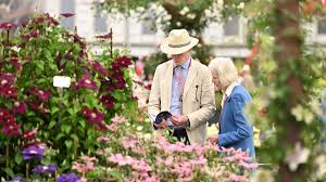 Hampton Court Palace Flower Show Minibus Hire UK