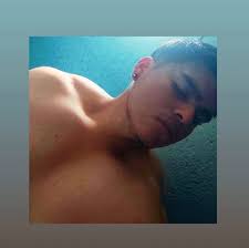 La última vez que Roman Reigns defendió su campeonato  Universal/indiscutible en una lucha con varias superestrellas fue hace casi  TRES AÑOS, en el main event de WrestleMania 37 ante Edge y Daniel