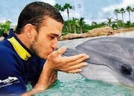 Justin Timberlake Kissing A Dolphin I Hope Thats The Same Dolphin Im Gonna Kiss Justin Timberlake Justin Timberlake Jessica Biel Timberlake