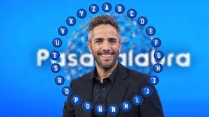 The title is a portmanteau of the spanish verb pasar, pass, and palabra, literally word. El Error Garrafal De Pasapalabra Del Que Todo El Mundo Habla Entre La Audiencia Del Programa La Nueva Espana