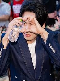 🆕️ • 251001 Lee Kwangsoo at the VIP premiere of movie <#LoveBarista> held  in Vietnam yesterday I'm swooning at his manners and fanservice~ 😍 📸  Dispatch Korea