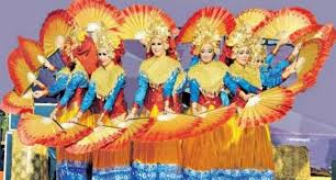 Salah satu pola lantai yang digunakan pada tari kipas pakarena adalah. Contoh Pola Lantai Tari Kipas Pakarena Adalah