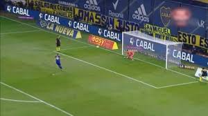 La conexión entre cardona y borja ilusiona a los hincha de boca, ya que mientras el primero es un jugador que continuará en el xeneize, el delantero es por su parte, edwin cardona, autor del gol del triunfo, tuvo un agradecimiento especial por su participación y un reconocimiento al entrenador. Boca River El Insolito Penal Que Desperdicio Cardona Al Picarla Tyc Sports