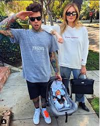 La notizia che chiara ferragni ha partorito il suo primogenito leone è giunta da los angeles in italia prima ancora della conferma ufficiale da parte sua e del neopapà fedez. Chiara Ferragni E Fedez Con Il Piccolo Leone La Prima Foto Di Famiglia